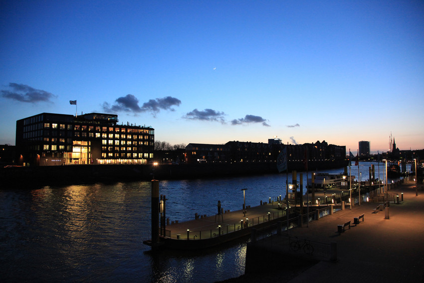 Skyline des Bremer Hafens bei Nacht