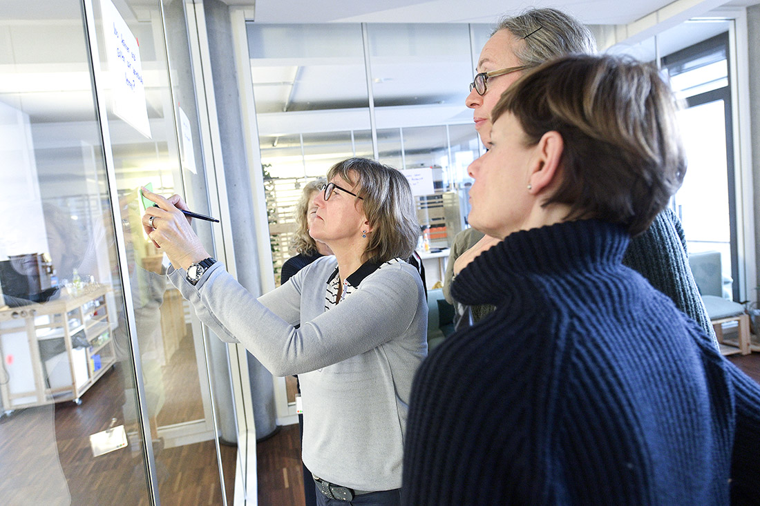 Vier Frauen in einem Arbeits-Meeting