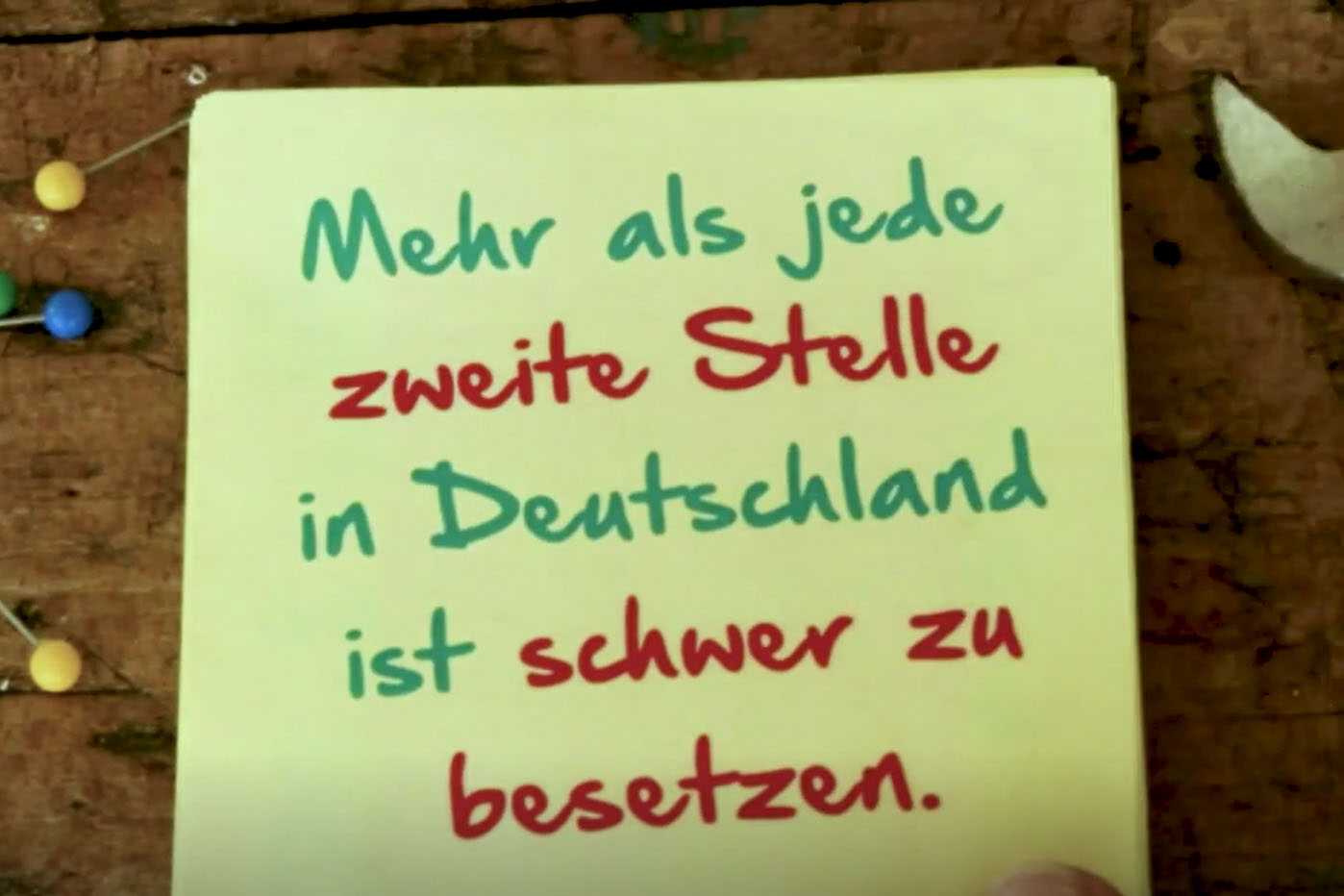 Ein Notizzettel mit der Aufschrift "Mahr als jede zweite Stelle in Deutschland ist schwer zu besetzen."